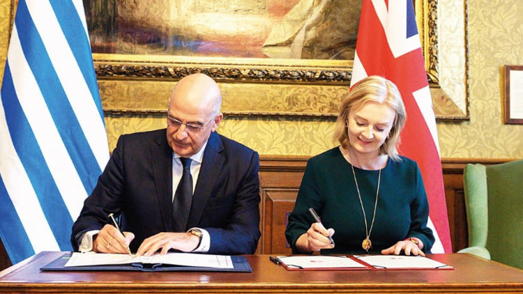 Yunanistan şimdi de İngiltere ile anlaştı