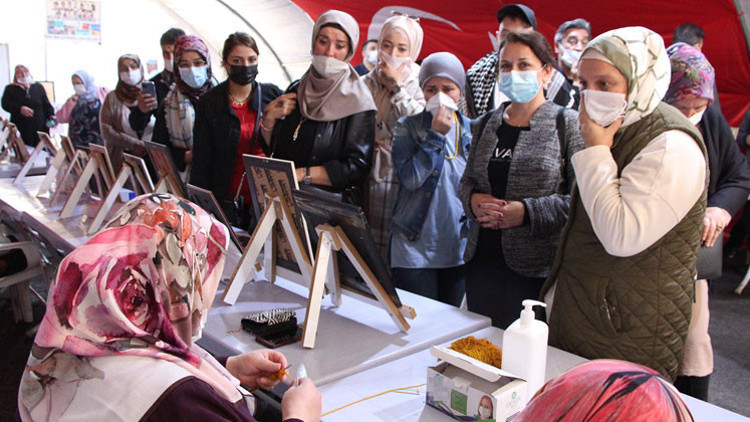 Gurbetçilerden evlat nöbetindeki ailelere ziyaret