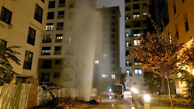Kadıköyde çalışma sırasında boru patladı, fışkıran su metrelerce yükseğe ulaştı