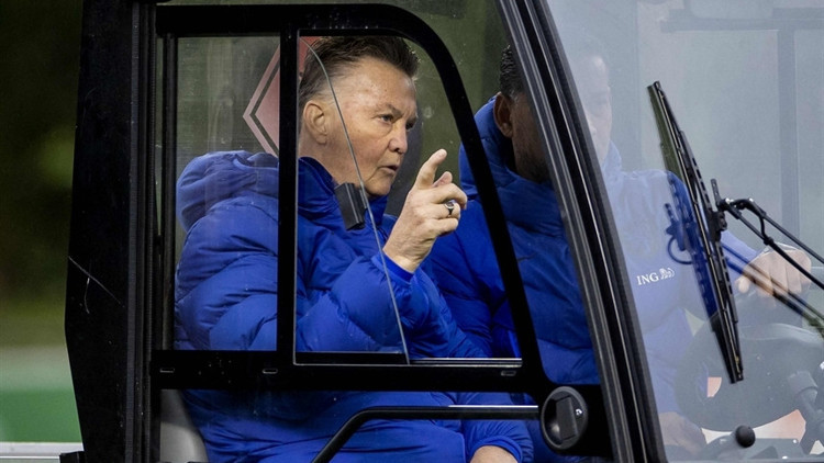Louis van Gaal bisikletten düştü Kalçasının üzerine...