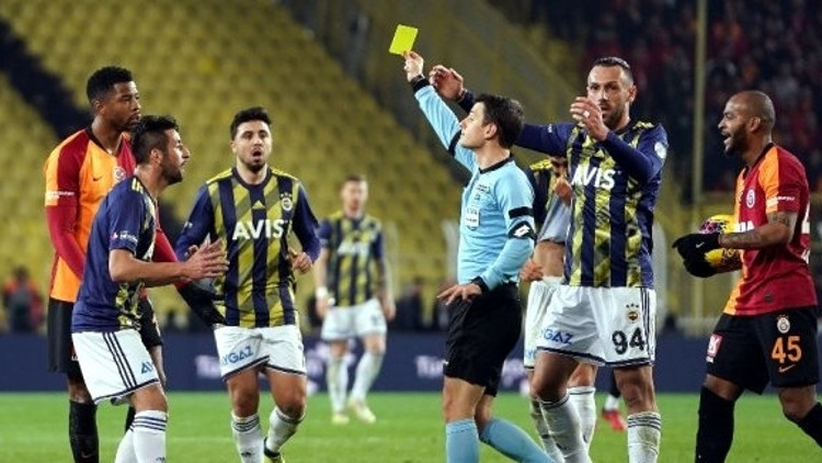 Derbide kartlar havada uçuşuyor