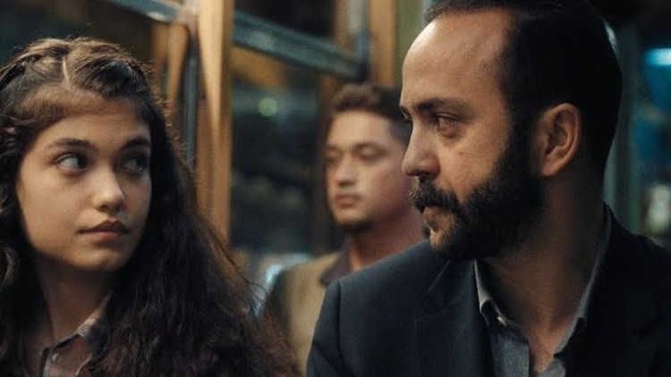 Beni Çok Sev filminin oyuncuları kimler İşte Beni Çok Sev filminin konusu ve oyuncu kadrosu