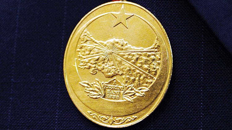 Dedelerinin madalyalarını alacaklar