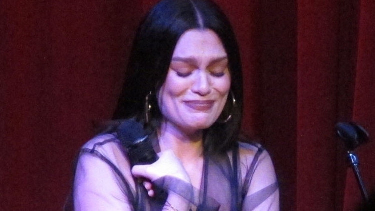 Jessie J. sahnede gözyaşlarına boğuldu: Bebeğimi kaybettim, kendimi hiç bu kadar yalnız hissetmemiştim