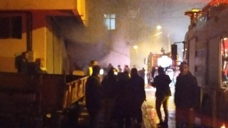 Elektrik kontağından çıkan yangın 2 ev ve 2 traktöre zarar verdi Elektrik kontağından çıkan yangın 2 ev ve 2 traktöre zarar verdi