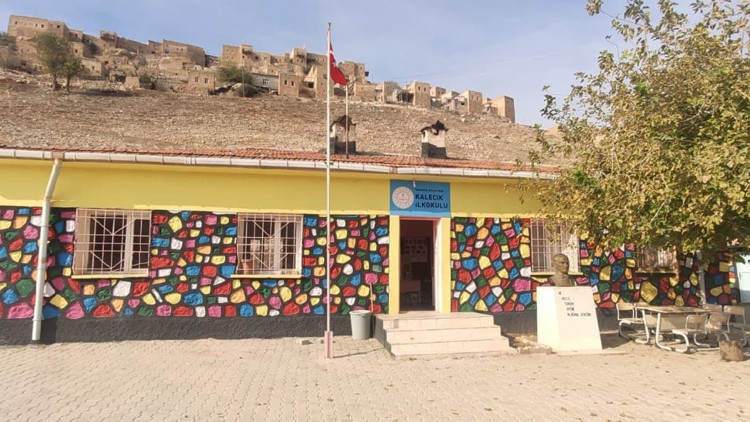 Virane köy okulunu koleje dönüştürdü