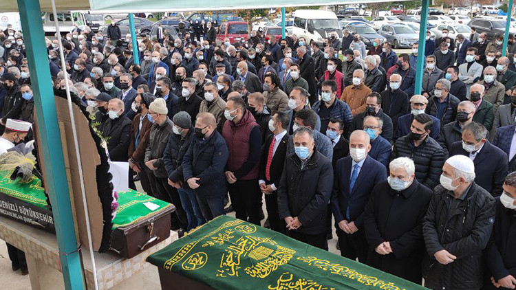 Koronavirüsten hayatını kaybeden eski vekilin oğlu toprağa verildi Koronavirüsten hayatını kaybeden eski vekilin oğlu toprağa verildi