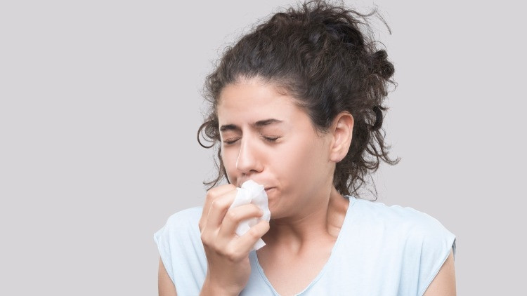 Koronada hapşırma olur mu Soğuk algınlığını koronavirüsten ayıran belirtiler