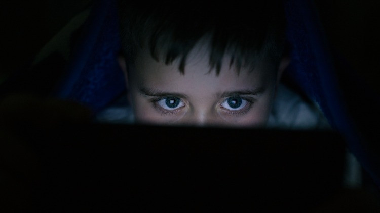 Okul sıralarında ve ailelerin önünde izliyorlar İlkokul çağında porno tehlikesi...