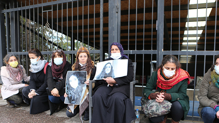 Gülistan Doku’nun ailesi Tunceli Adliyesi önünde oturma eylemi başlattı