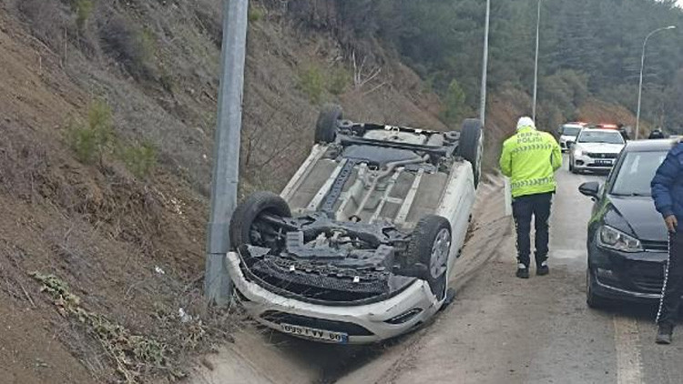 Otomobil, su kanalına devrildi Baba ve oğlu yaralı