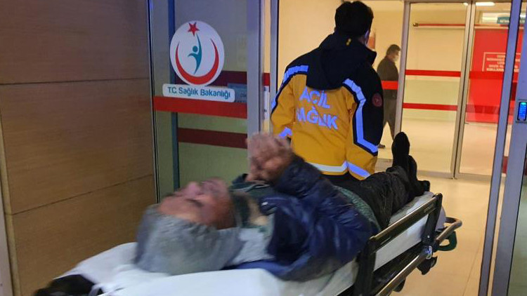 Isınmak için yaktığı ateşe düştü Ağır yaralandı Isınmak için yaktığı ateşe düştü Ağır yaralandı