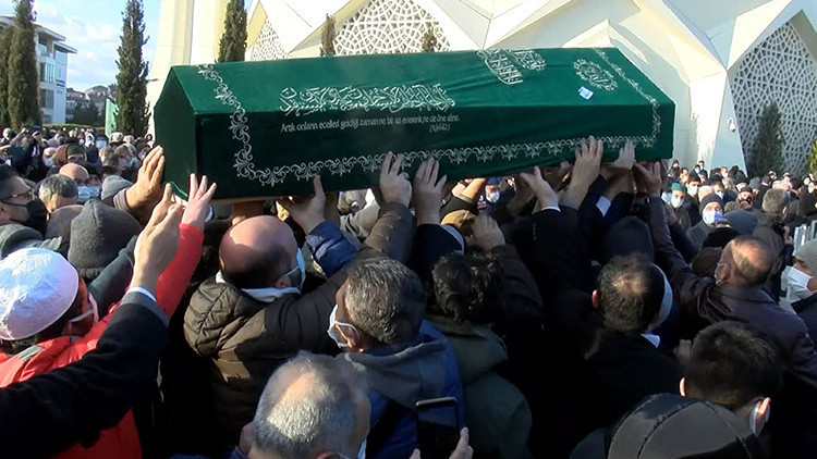 Yazar Hekimoğlu İsmail son yolculuğuna uğurlandı