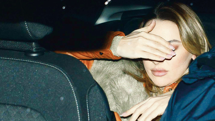 Hadise, trafikte görüntülendi... Yüzünü sakladı