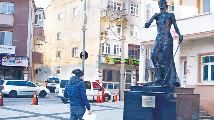 Bir saldırı da Edirnede: Adalet Anıtını ateşe verdiler Bir saldırı da Edirnede: Adalet Anıtını ateşe verdiler