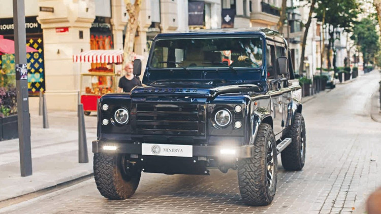 Hurdadan servet çıkarıyor