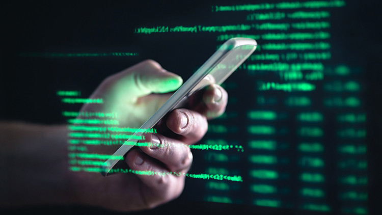 İsrail polisi çok sayıda kişinin telefonlarını hacklemekle suçlanıyor İsrail polisi çok sayıda kişinin telefonlarını hacklemekle suçlanıyor