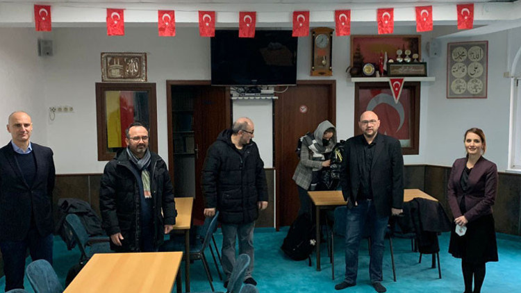 Irkçı saldırıya uğrayan camiyi ziyaret etti