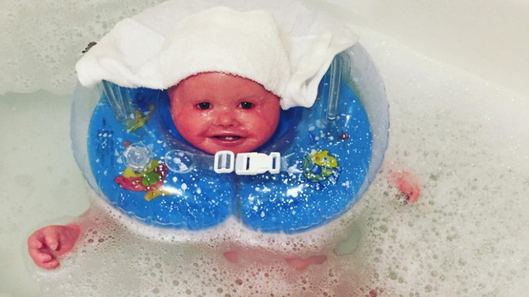 Her gün en az 3 saat banyo yapmak zorunda... 4 yaşındaki Annanın hikayesi... Her gün en az 3 saat banyo yapmak zorunda... 4 yaşındaki Annanın hikayesi...