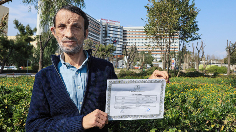 Yüz nakilli Uğur Acar, lise diploması aldı Yüz nakilli Uğur Acar, lise diploması aldı