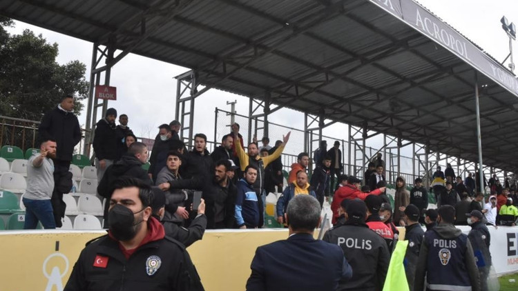 Tribünden inip top toplayıcısına saldırdı