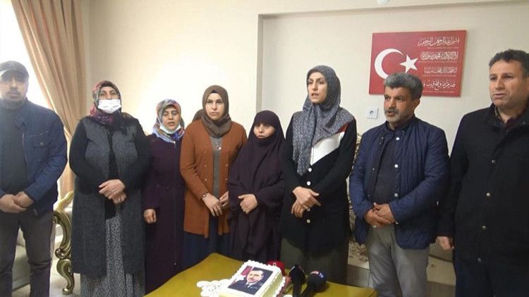 Evlat nöbetindeki aileler, Cumhurbaşkanı Erdoğan’ın doğum gününü kutladı