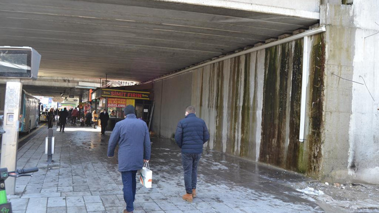 Köprü altında nahoş manzara