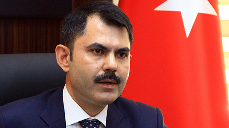 Bakan Kurum, yangından etkilenen Ulukapı Mahallesi’nde kadınlarla fidan dikti