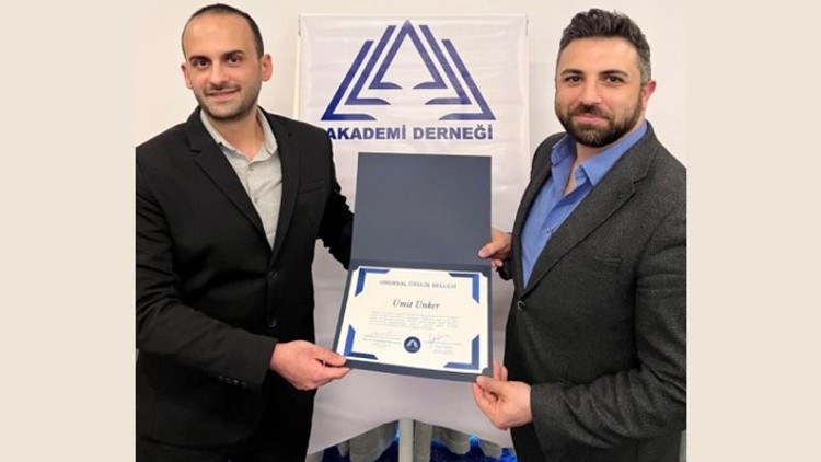 Onur Özbozkurt’tan Ümit Ünker’e onursal üyelik