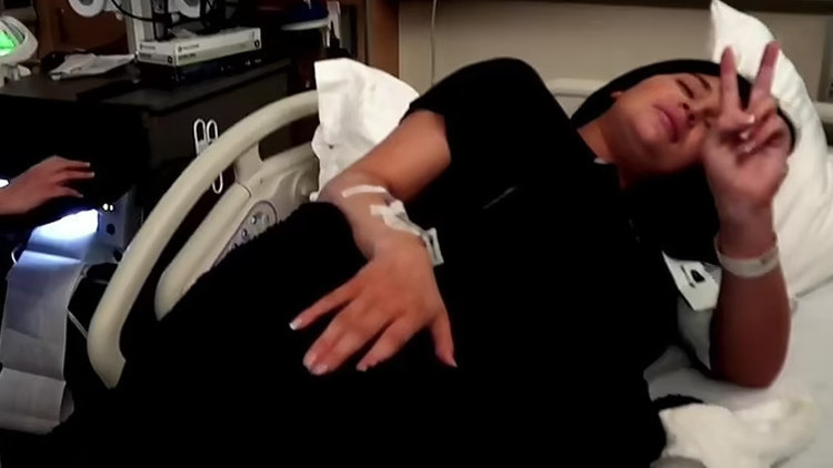 Doğum sancısı içinde zafer işareti: Oğlun burada sevgilim