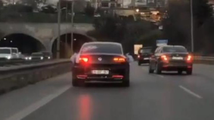 Düğün konvoyunda makas atıp trafikte terör estirdiler Düğün konvoyunda makas atıp trafikte terör estirdiler