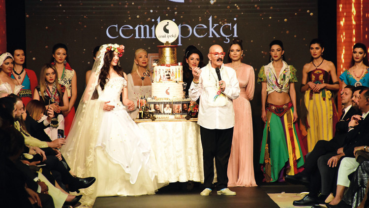 Cemil İpekçiden 50’nci sanat yılına özel defile