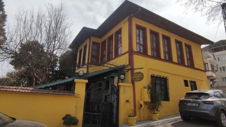 Tezveren Dede türbesini yüzlerce kişi ziyaret ediyor Tezveren Dede türbesini yüzlerce kişi ziyaret ediyor