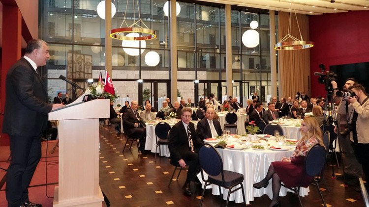 ‘Alman komşunuzu iftara çağırın, ekmeğinizi bölüşün’