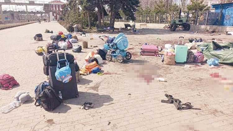 Tren bekleyen sivilleri vurdular: Beşi çocuk en az 50 ölü... Tren bekleyen sivilleri vurdular: Beşi çocuk en az 50 ölü...
