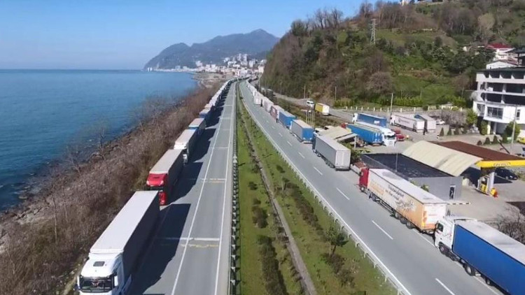 Sonu görünmüyor: 25 kilometrelik TIR kuyruğu