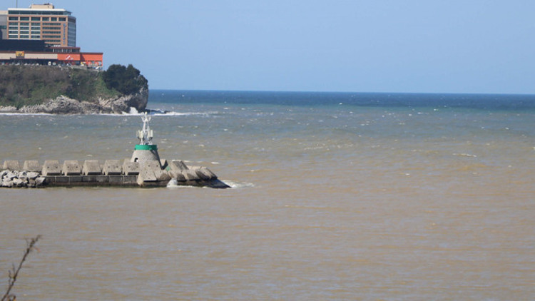 Zonguldak’ta yağış sonrası deniz çamur rengine döndü Zonguldak’ta yağış sonrası deniz çamur rengine döndü