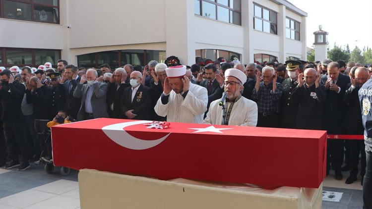 Şehit Teğmen Kereke veda... Binlerce kişi uğurladı Şehit Teğmen Kereke veda... Binlerce kişi uğurladı