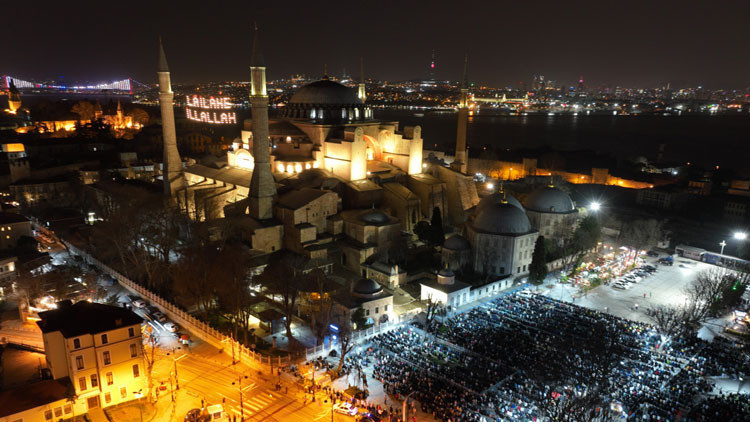 Ayasofya-i Kebir Camii Şerifine ziyaretçi akını Ayasofya-i Kebir Camii Şerifine ziyaretçi akını