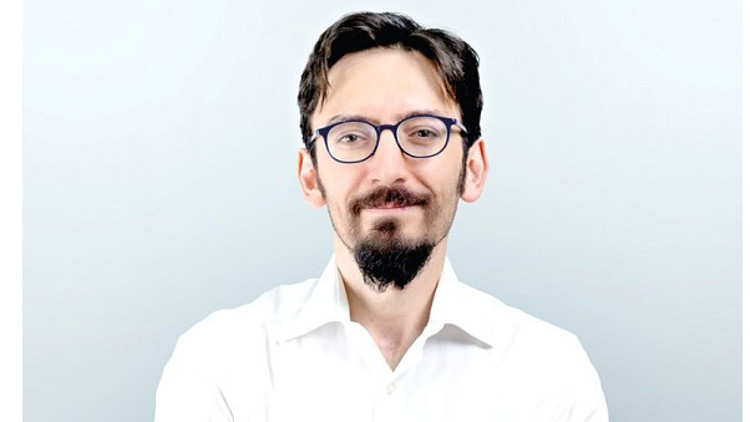 Göz kapağı estetiğiyle daha genç göz kapakları