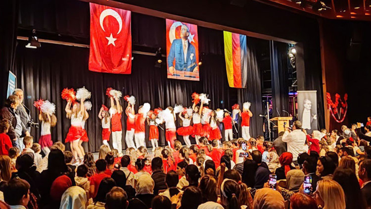 23 Nisan coşkusu salona sığmadı