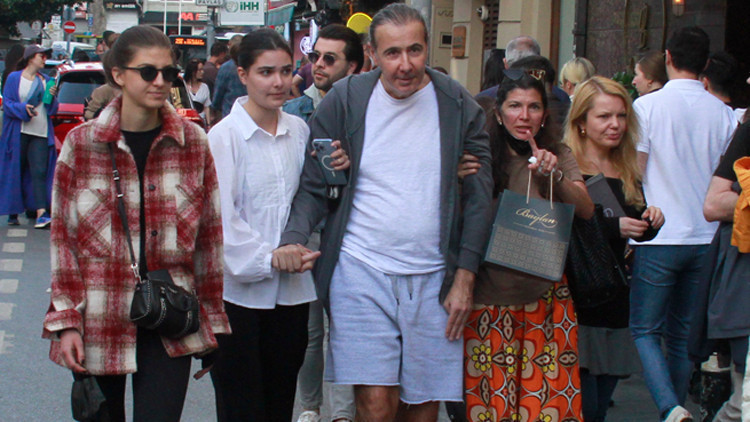 Yürürken fenalaştı... Eşi ve kızları destek oldu