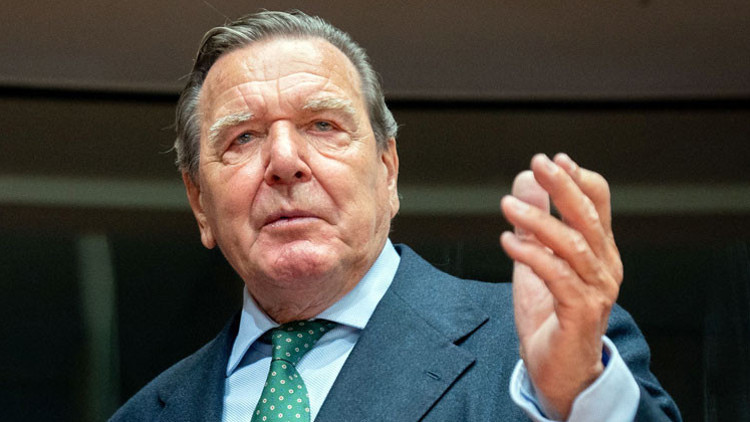 ‘Schröder istifa etmezse partiden atılmalı’ ‘Schröder istifa etmezse partiden atılmalı’