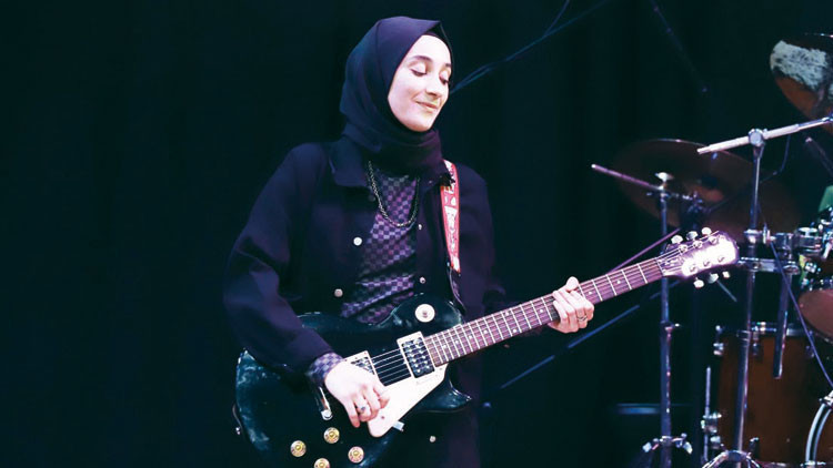 Elektrogitarın genç yeteneği Rabia