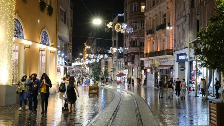 ‘Yaşamak, elde kadeh Beyoğlu…’