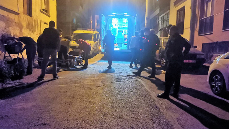 Saldırgan kadın dehşet saçtı Yanında bebeği bulunan anneyi defalarca bıçakladı