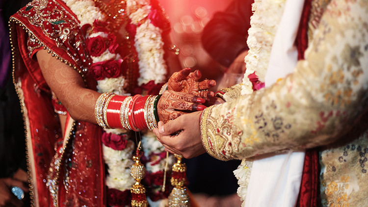 Pes dedirten olay Düğünde elektrik kesilince yanlış adamlarla evlendiler