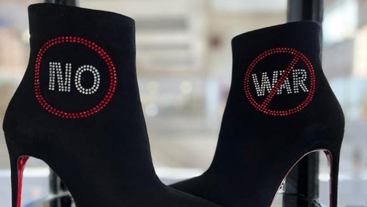 Ayakkabı Fuarında No War yazılı bot ilgi çekti Ayakkabı Fuarında No War yazılı bot ilgi çekti