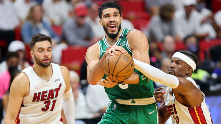 Miami Heati farklı yenen Boston Celtics seriyi eşitledi Ömer Faruk... Miami Heati farklı yenen Boston Celtics seriyi eşitledi Ömer Faruk...