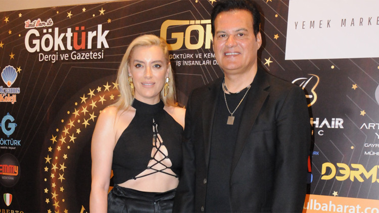 Hande ile ilk kez el ele tutuşarak kalabalık bir ortama geldik